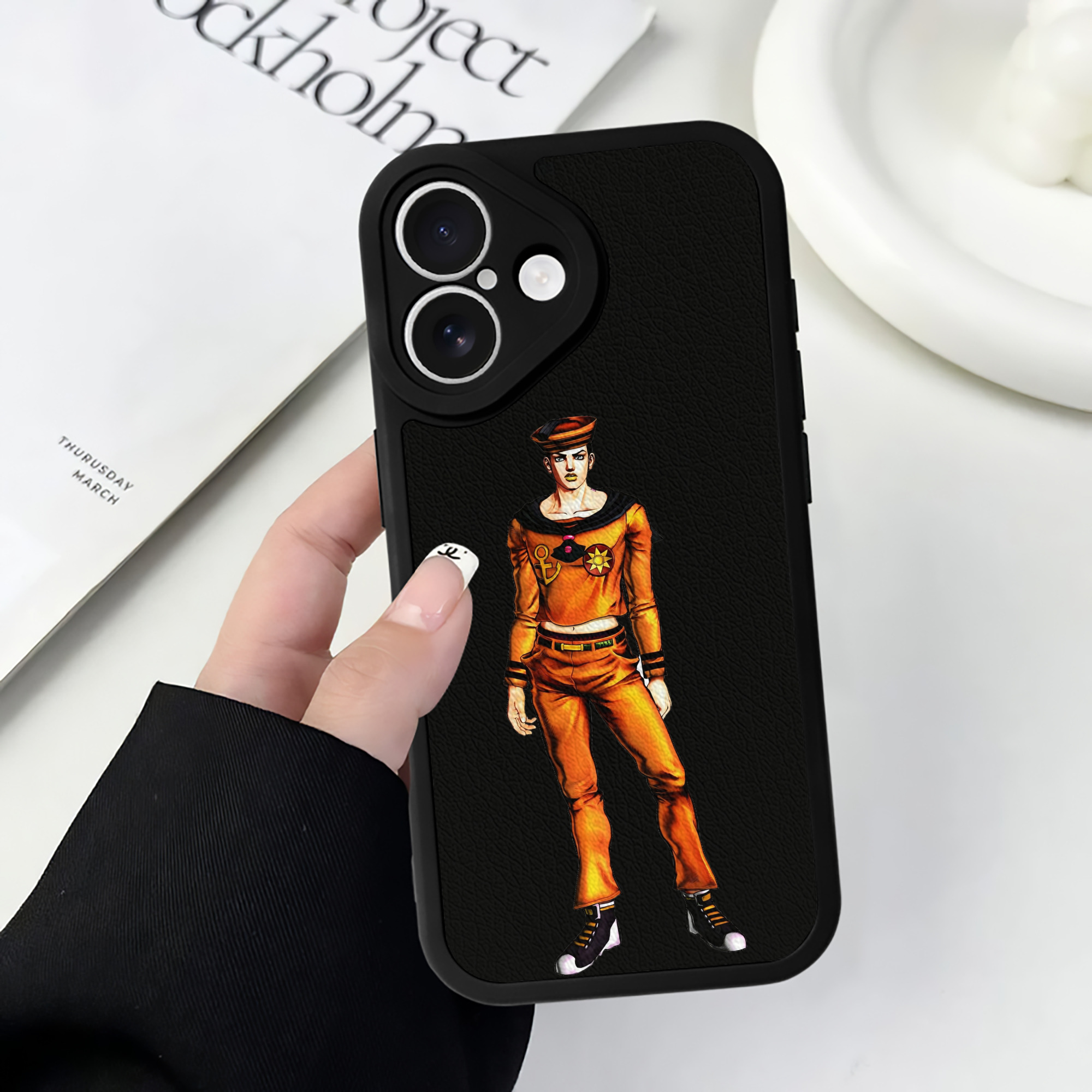 （画像用） ジョジョの奇妙な冒険 東方定助 JoJo's Bizarre Adventure Higashikata Josuke 【iPhone 16シリーズ対応】シリコンスマホケース（レザー調） 材質：シリコン